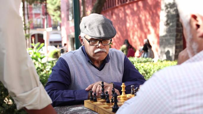 下棋的资深男子下棋国际