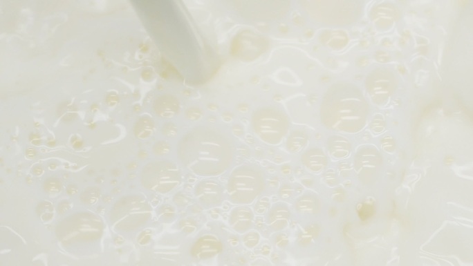 倒牛奶的慢动作豆浆早餐奶补充营养