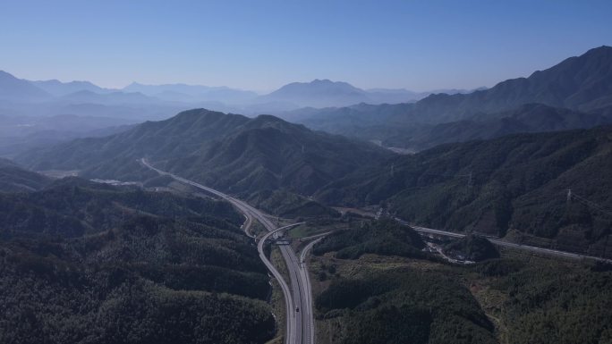 山区的高速公路4k航拍
