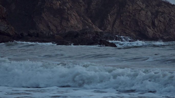 傍晚的海面海浪礁石海岛大浪一浪高过一浪