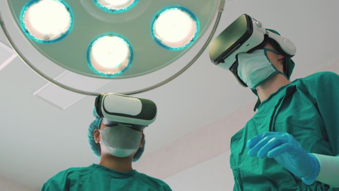 4k视频片段显示，一名医生正在使用增强现实眼镜进行手术，学习检查人体内部器官，以便在现代医院进行手术