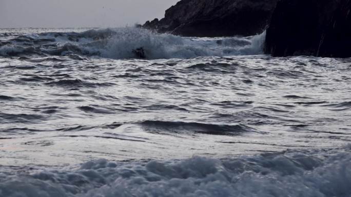 傍晚的海面海浪礁石海岛大浪一浪高过一浪