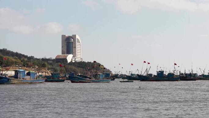 威海海边建筑合庆山庄海面的船