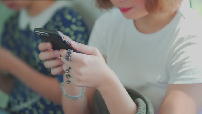 亚洲女性在火车上使用智能手机