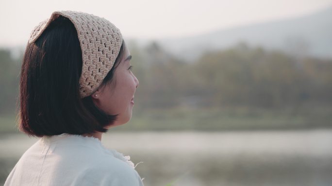 两张亚洲女子远眺宁静湖山的照片
