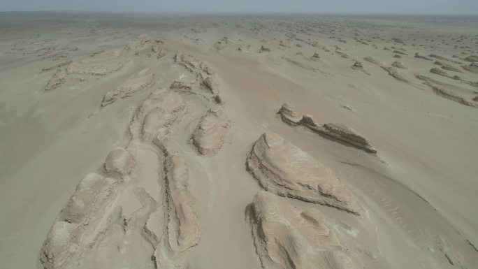 青海航拍315国道沙漠雅丹俯拍后移画面