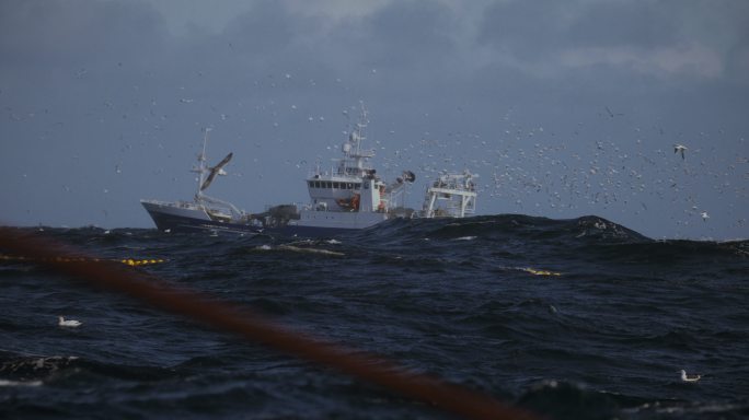 渔船拖网渔船在波涛汹涌的北海航行