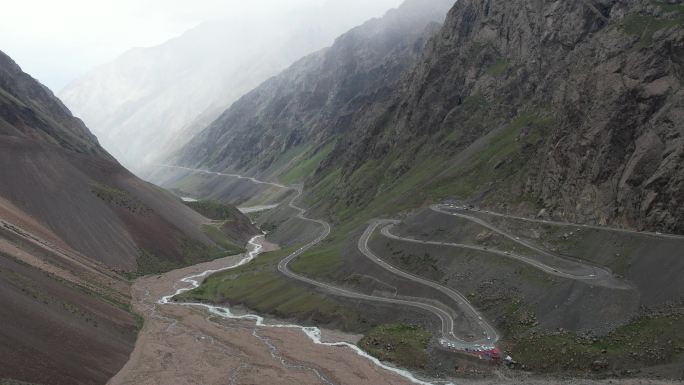 航拍新疆独库公路峡谷盘山路车流画面