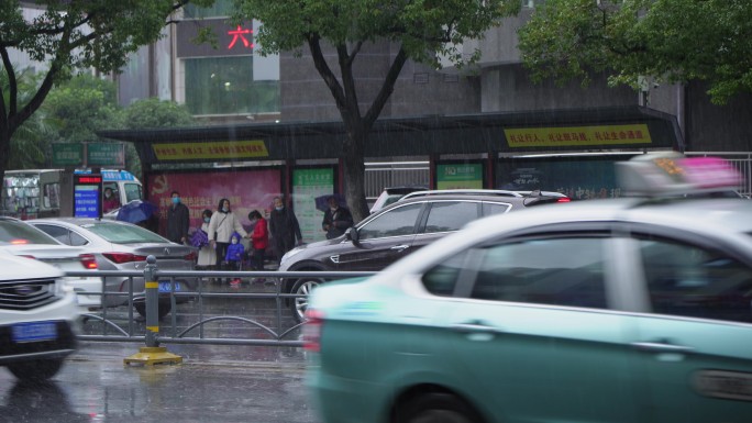 4k雨中排队等公交车