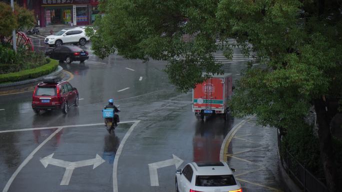 4K下雨街上的车辆和行人