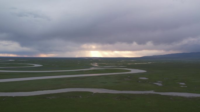 航拍新疆草原巴音布鲁克河流日落画面