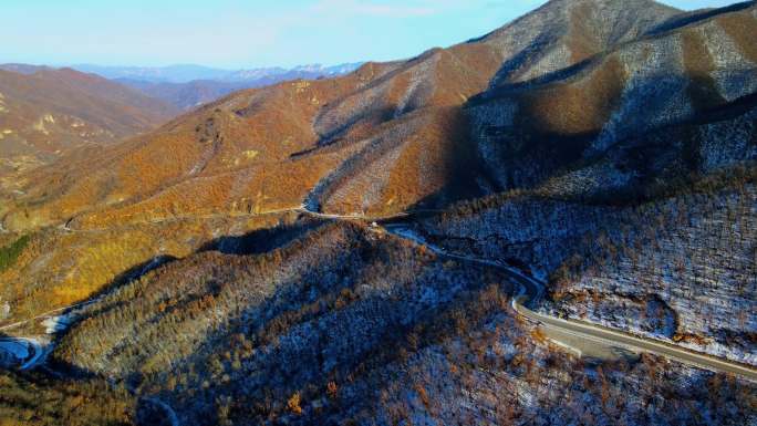 冬季乱云飞渡公路