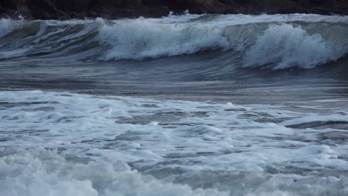 傍晚的海面海浪礁石海岛大浪一浪高过一浪