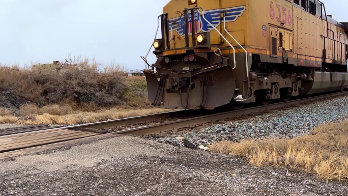 即将到来的列车在科罗拉多州西部农村地区的轨道上快速行驶