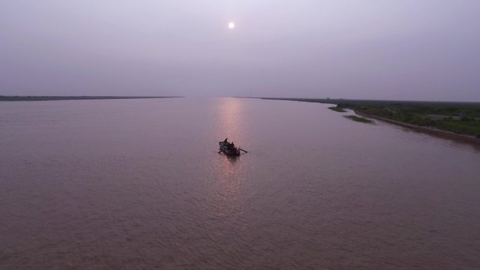 黄河小船迎着朝阳行驶的小船 河流 晨光