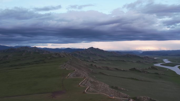 新疆航拍巴音布鲁克草原公路风景画面