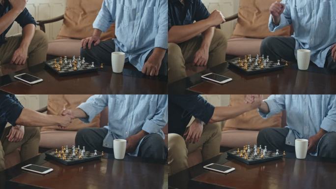 年长的父亲和年幼的儿子在家里一起下棋