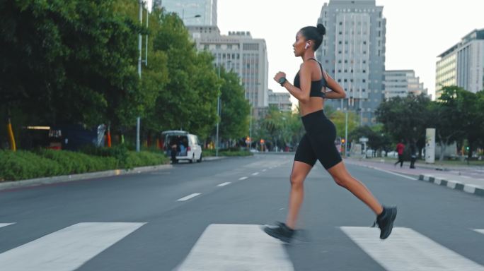 女性在城市街道上慢跑。混血女运动员跑步。健康女性运动