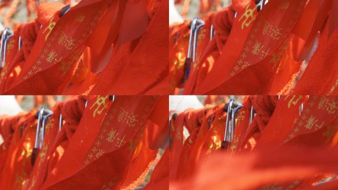 中国陕西，寺庙里的棍子上系着红丝带。
