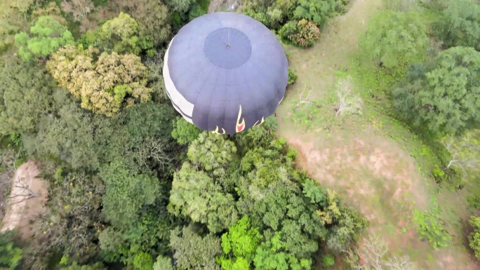 这名男子驾驶一架无人机从上方沿着热气球的路径飞行