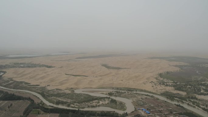 新疆航拍塔克拉玛干沙漠+塔里木河画面