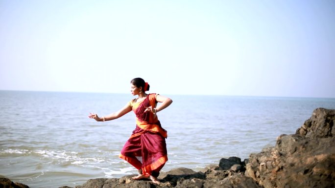 古典舞蹈家海岸线礁石女人跳舞