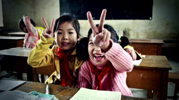 快乐的中国学童小学生合照农村儿童上学教室