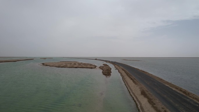 航拍青海柴达木盆地双色湖升空路面跟随画面