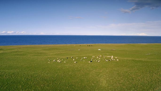 中国青海青海青海湖鸟瞰图。