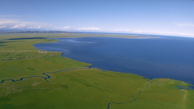 中国青海青海青海湖鸟瞰图。