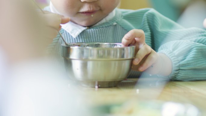 自己吃饭的幼儿园宝宝