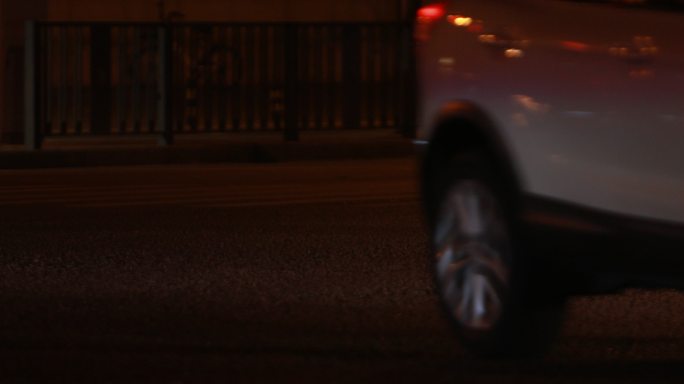 城市夜景记录城市夜晚车辆车轮滚滚行驶而过