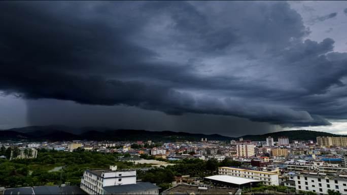 电闪雷鸣的暴风雨-1