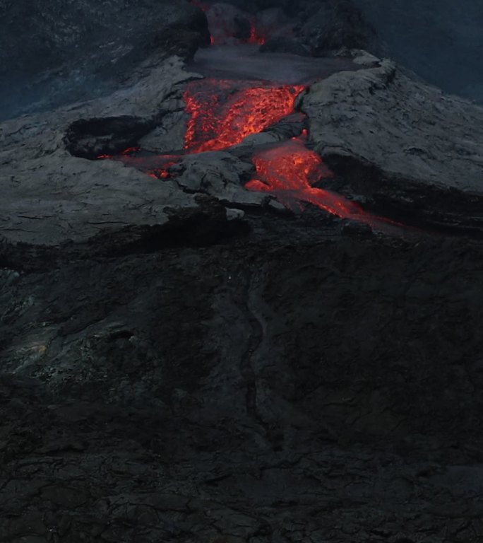 男女游客欣赏冰岛新火山喷发的风景