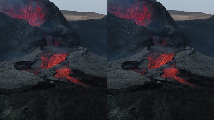 男女游客欣赏冰岛新火山喷发的风景