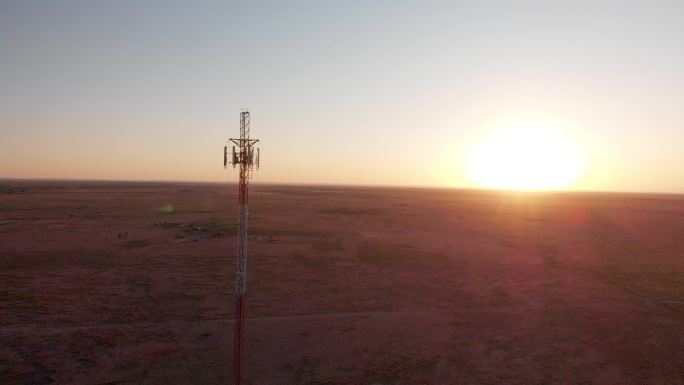 日落时的5G蜂窝塔：移动电话和视频数据传输的蜂窝通信塔