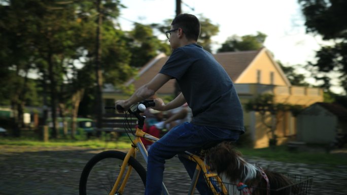 患有白癜风的青少年骑自行车带着小狗
