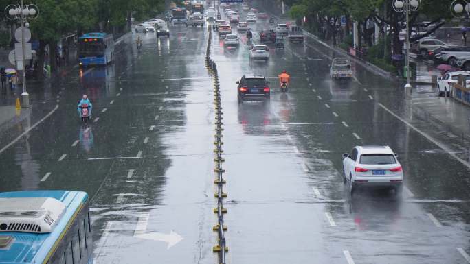 4K下雨街上的车辆和行人
