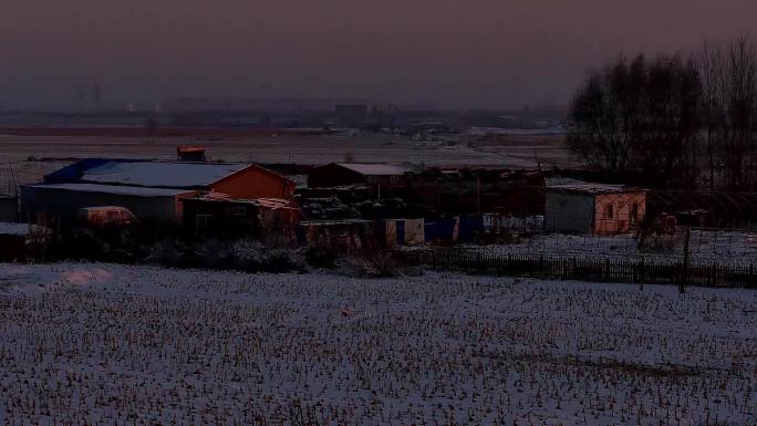 初雪后的晨光雪后日出阳光朝霞太阳升起农村
