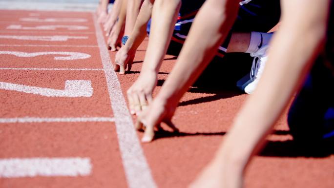 学生运动会百米决赛起跑