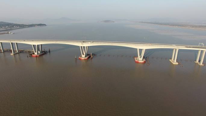 倒飞拉高航拍建设中的玉环乐清湾跨海大桥