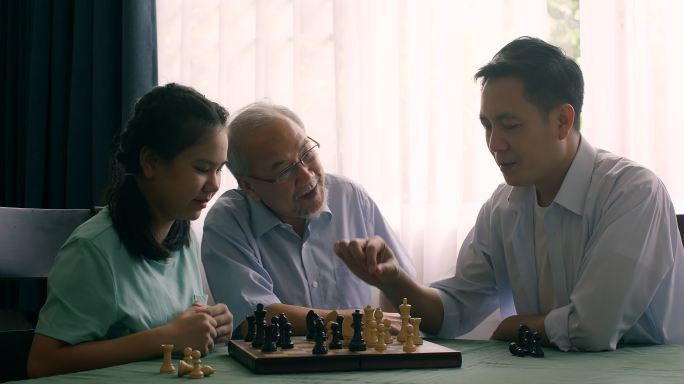 下棋时间，家人一起下棋比赛。