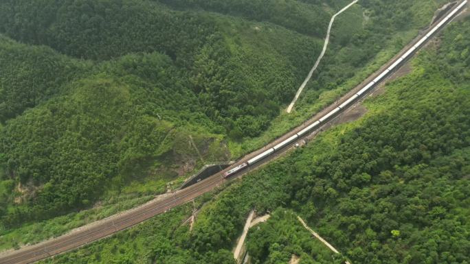 中欧班列山间火车穿越山区