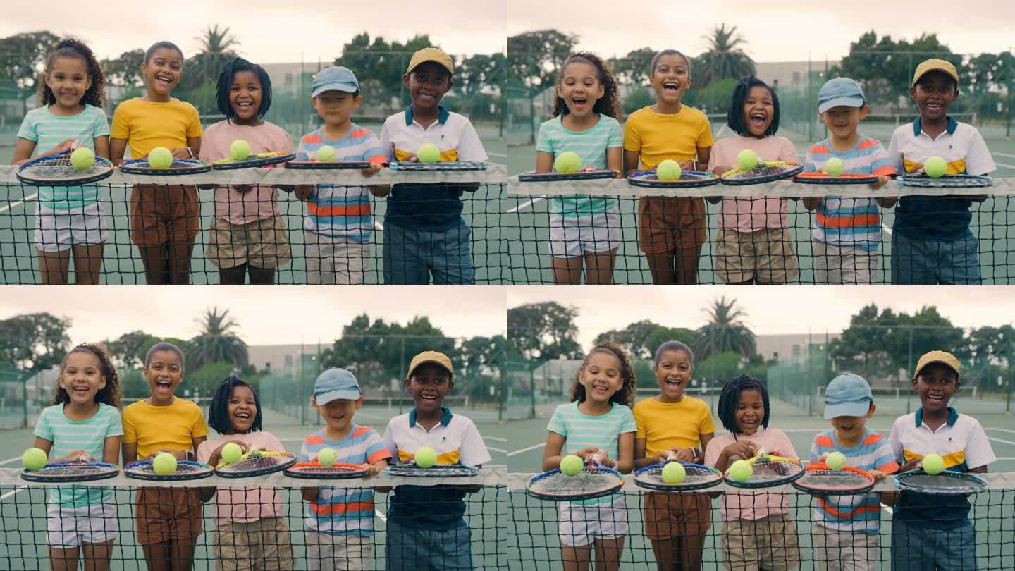 一群孩子在打网球。快乐、可爱、多样的网球运动员站在一起，在球场上微笑的肖像