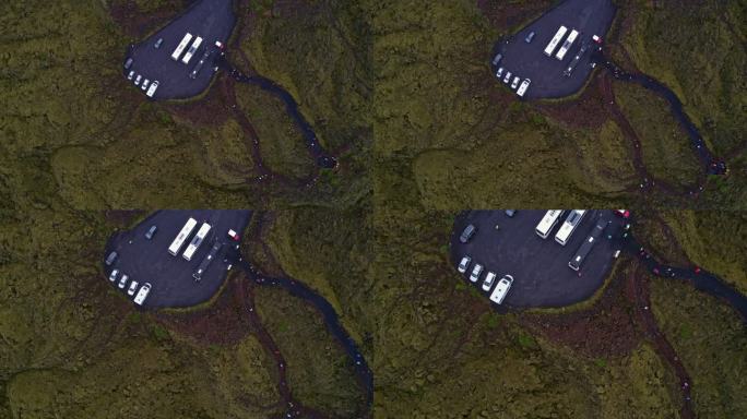 埃尔德朗熔岩场停车场正上方，冰岛南部覆盖着壮观的苔藓