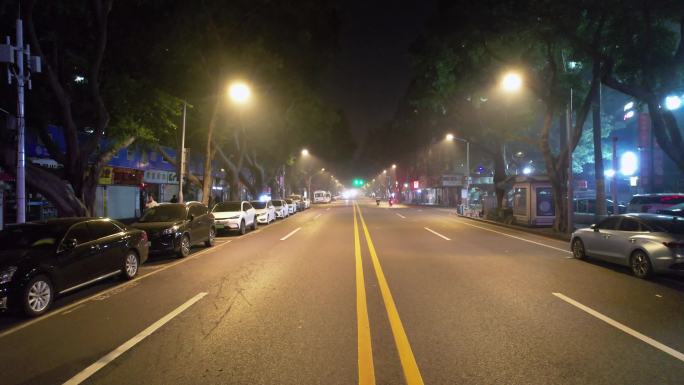 午夜街道，车人稀落，广州下渡路