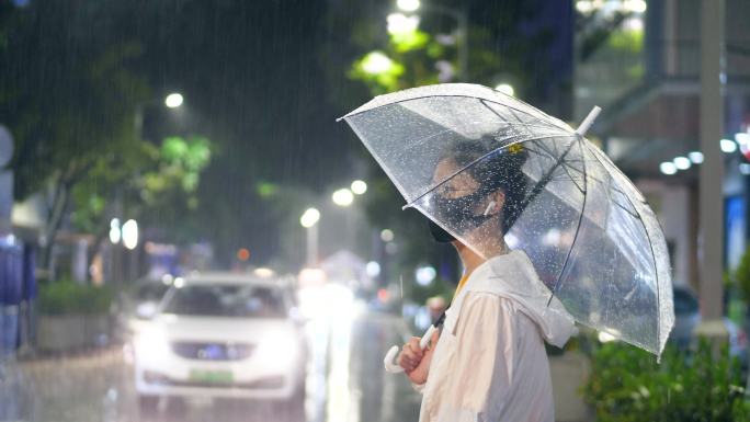 雨夜在路边打着伞等人的女孩视频素材