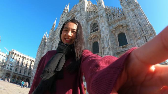 年轻女子在米兰大教堂前拍照（米兰大教堂）