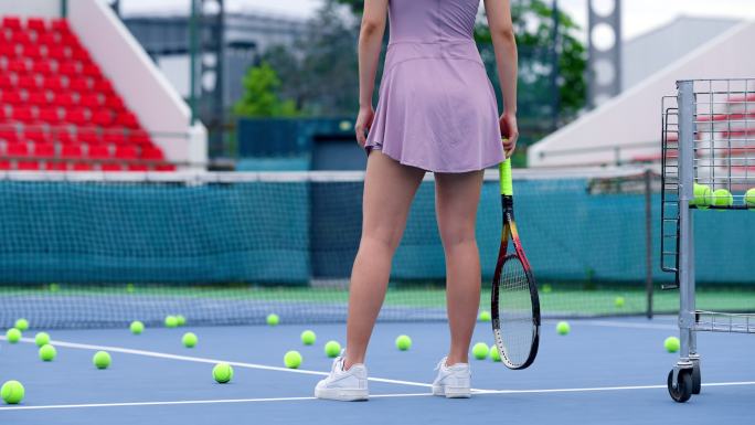 网球练习努力预备动作球拍场地运动场女性