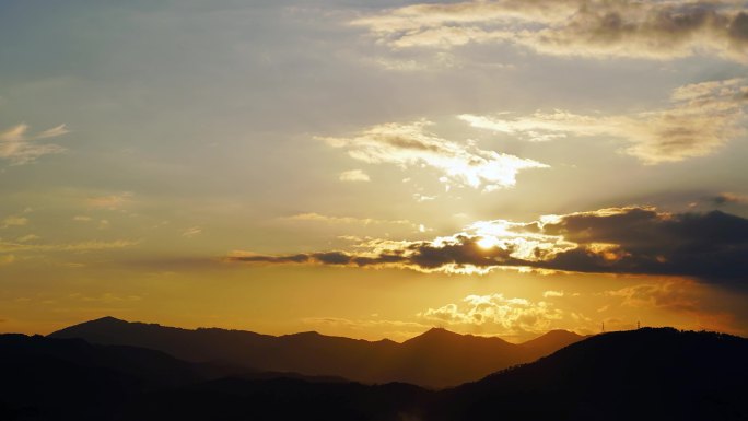 傍晚天空夕阳山日落延时黄昏山峰山脉阳光云